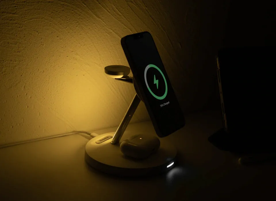 SwitchEasy 4-in-1 MagPower Magnetic Wireless Charging Stand for iPhone/Apple Watch/AirPods/Qi Devices